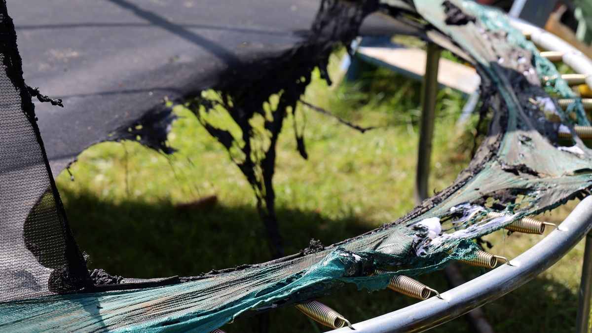 FW Hambühren: Brand einer Gartenlaube greift auf benachbarten Schuppen über - Anwohner löscht mit Gartenschlauch - Foto: presseportal.de