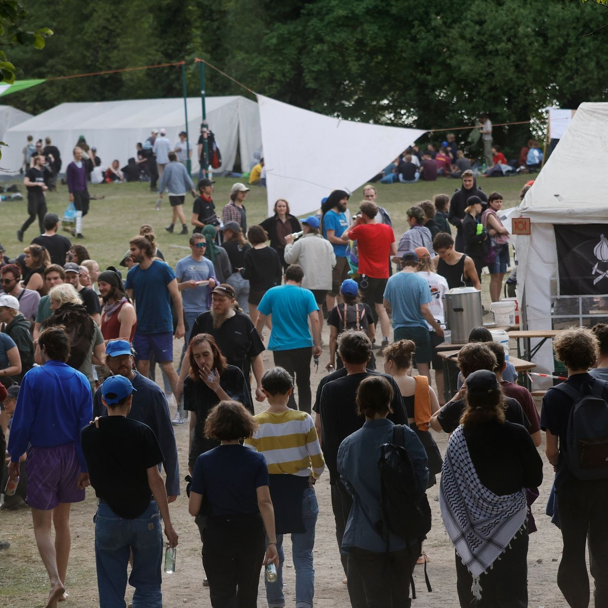 Aktivisten versammeln sich im Protestcamp in Grünheide. - Foto: Carsten Koall/dpa