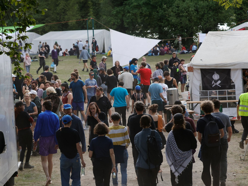 Aktivisten versammeln sich im Protestcamp in Grünheide. - Foto: Carsten Koall/dpa