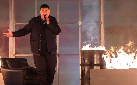 Isaak aus Deutschland geht mit dem Titel Always On The Run ins Rennen. - Foto: Jens Büttner/dpa