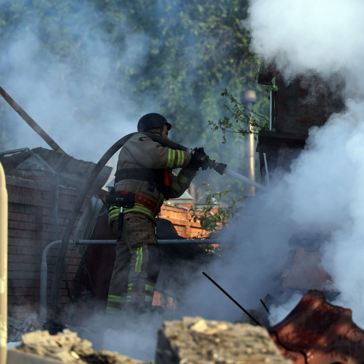 Nach einem russischen Angriff bei Charkiw versuchen ukrainische Rettungskräfte ein Feuer zu löschen. - Foto: Not credited/https://photonew.ukrinform.com/ Ukrinform/dpa