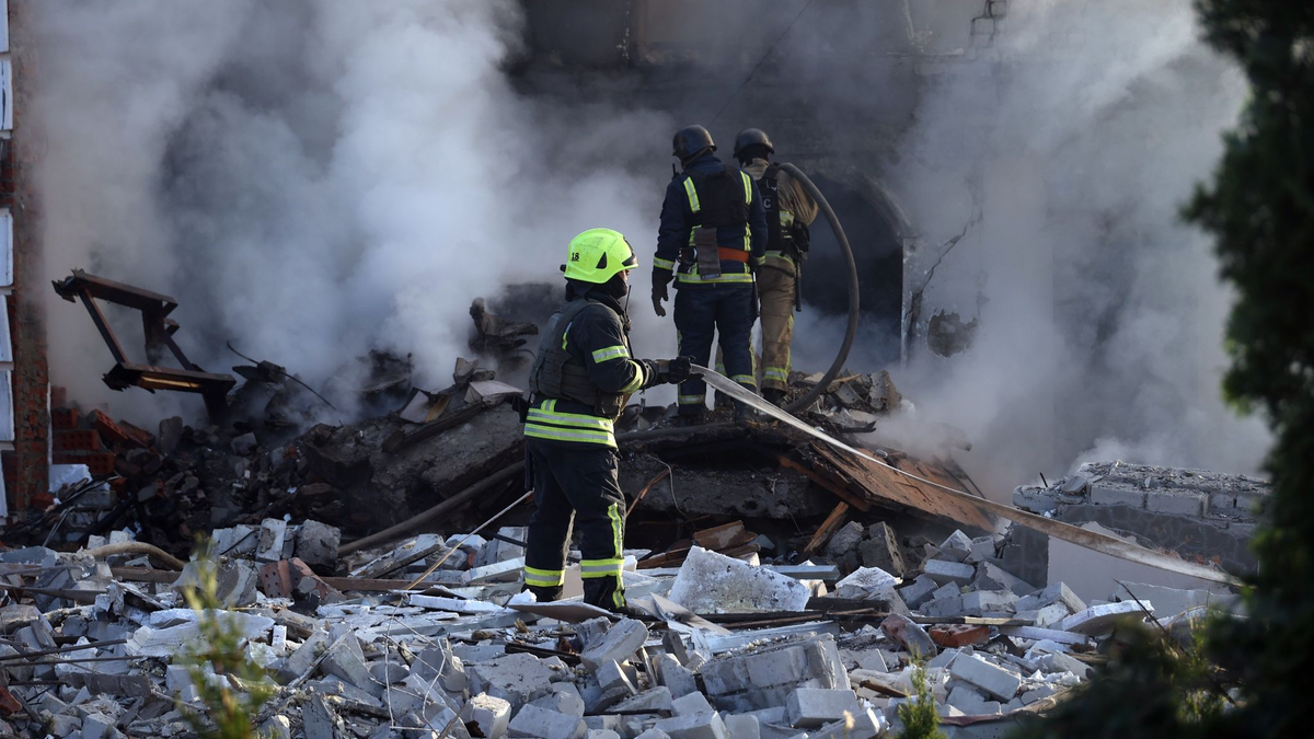 Die russische Armee greift die Region um Charkiw an - hier sind Rettungskräfte bei der Arbeit in einem Haus zu sehen. - Foto: Not credited/https://photonew.ukrinform.com/ Ukrinform/dpa