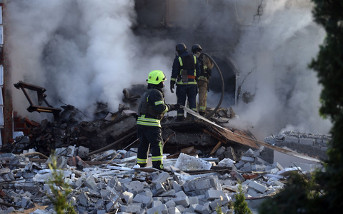 Die russische Armee greift die Region um Charkiw an - hier sind Rettungskräfte bei der Arbeit in einem Haus zu sehen. - Foto: Not credited/https://photonew.ukrinform.com/ Ukrinform/dpa