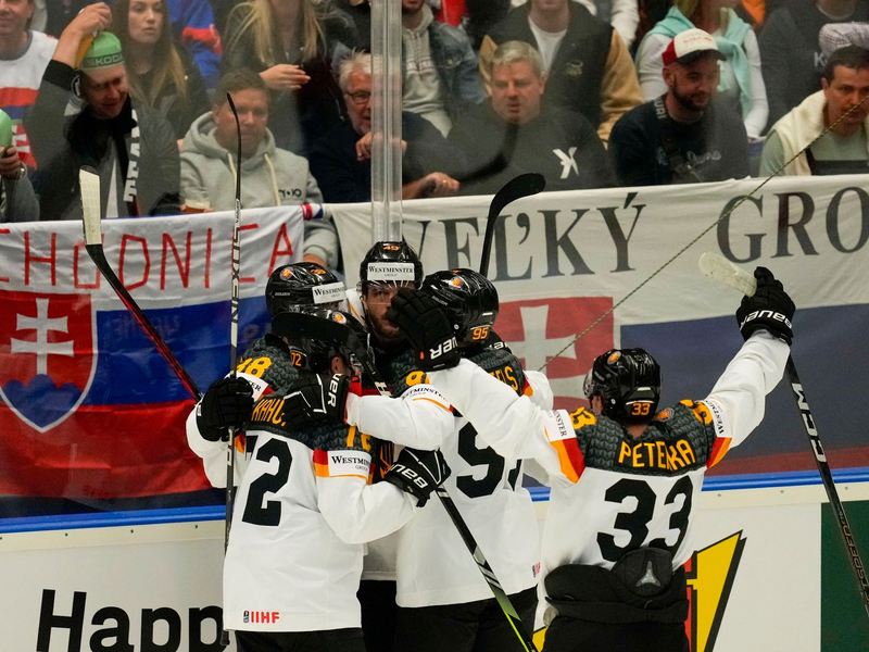 Die DEB-Auswahl ist mit einem Sieg in die WM gestartet. - Foto: Darko Vojinovic/AP/dpa