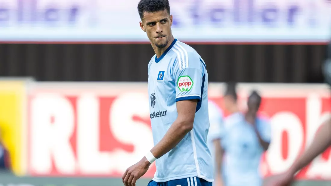 Ex-HSV-Profi Filip Bilbija (r) jubelt nach seinem Tor zum 1:0 für Paderborn mit Mitspieler Casper Terho. - Bild: David Inderlied/dpa