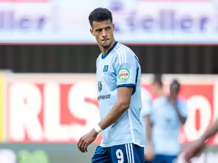 Ex-HSV-Profi Filip Bilbija (r) jubelt nach seinem Tor zum 1:0 für Paderborn mit Mitspieler Casper Terho. - Foto: David Inderlied/dpa