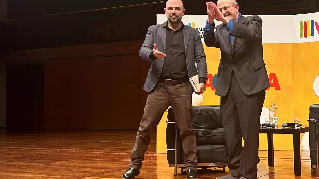 Roberto Saviano (l) und Salman Rushdie auf der Buchmesse in Turin. - Bild: Christoph Sator/dpa
