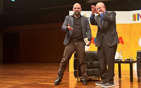 Roberto Saviano (l) und Salman Rushdie auf der Buchmesse in Turin. - Foto: Christoph Sator/dpa