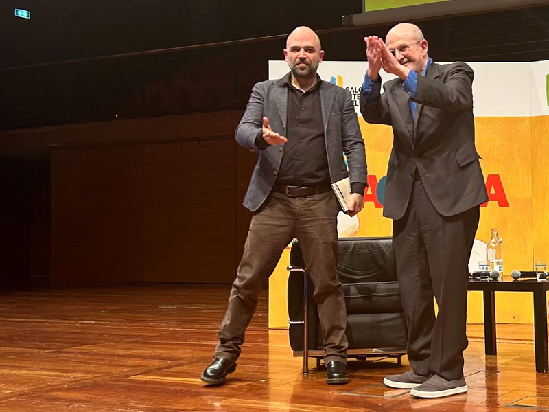 Roberto Saviano (l) und Salman Rushdie auf der Buchmesse in Turin. - Foto: Christoph Sator/dpa