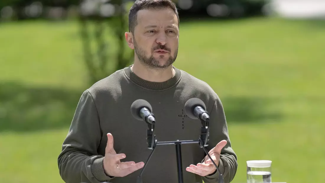 Der ukrainische Präsident Wolodymyr Selenskyj hofft, dass die versprochenen Waffenlieferungen schnell an der Front ankommen. - Bild: Andrew Kravchenko/AP