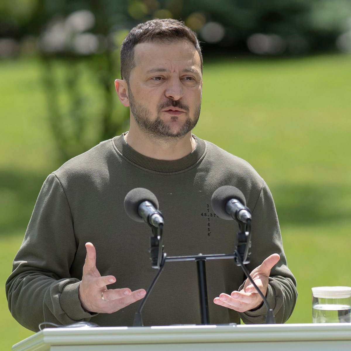 Der ukrainische Präsident Wolodymyr Selenskyj hofft, dass die versprochenen Waffenlieferungen schnell an der Front ankommen. - Foto: Andrew Kravchenko/AP