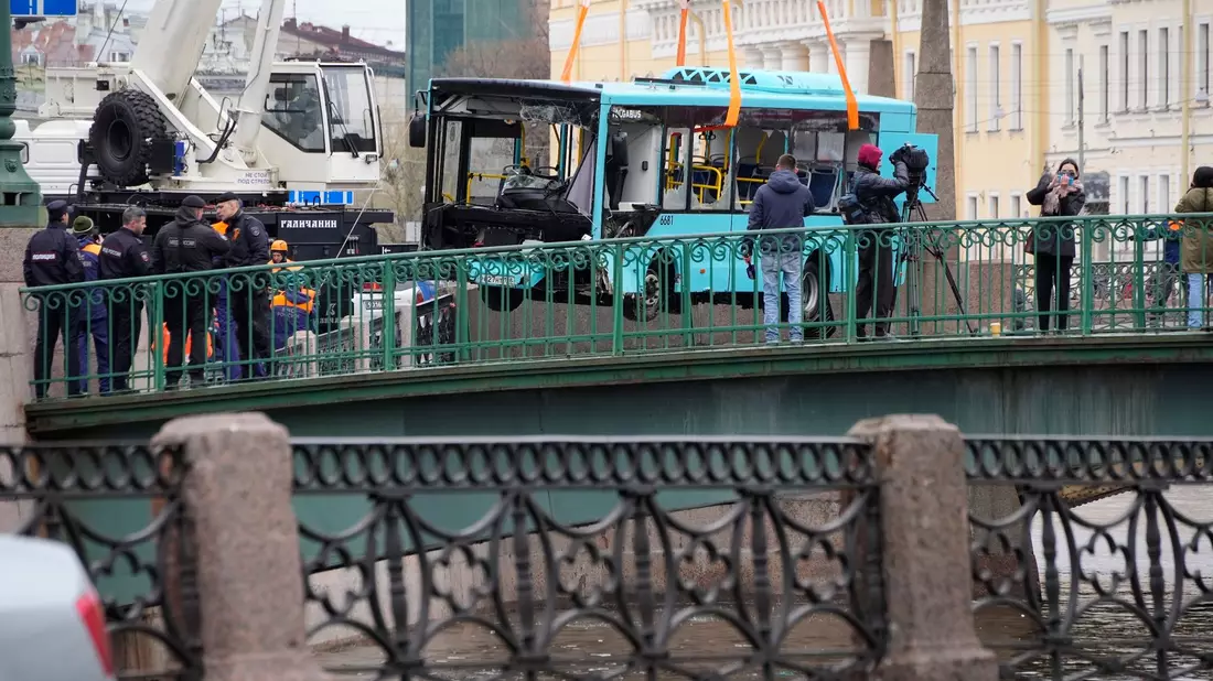 Bei dem Busunglück in St. Petersburg sind mehrere Menschen ums Leben gekommen. - Bild: Dmitri Lovetsky/AP/dpa