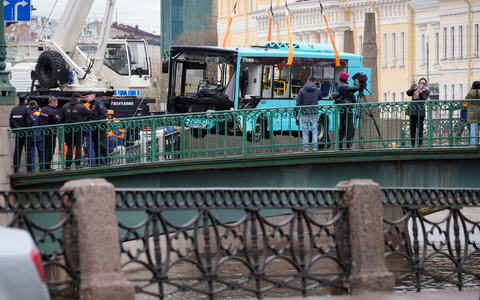 Bei dem Busunglück in St. Petersburg sind mehrere Menschen ums Leben gekommen. - Foto: Dmitri Lovetsky/AP/dpa