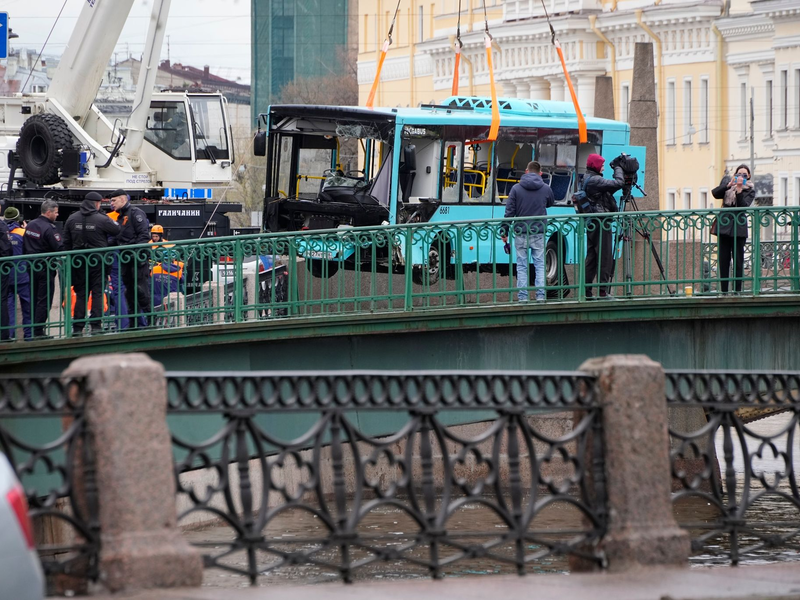 Bei dem Busunglück in St. Petersburg sind mehrere Menschen ums Leben gekommen. - Foto: Dmitri Lovetsky/AP/dpa