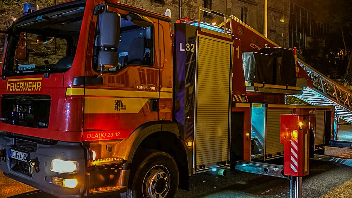 FW Dresden: Update zum Großbrand in Dresden-Leuben - Löscharbeiten pausieren, Brandwache über die gesamte Nacht - Foto: presseportal.de
