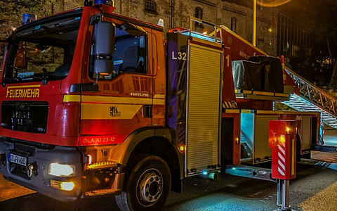 FW Dresden: Update zum Großbrand in Dresden-Leuben - Löscharbeiten pausieren, Brandwache über die gesamte Nacht - Foto: presseportal.de