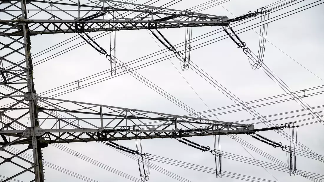 Laut einer Umfrage sind einige Unternehmen von kurzen Stromausfällen betroffen - das kann teuer werden. - Bild: Daniel Vogl/dpa
