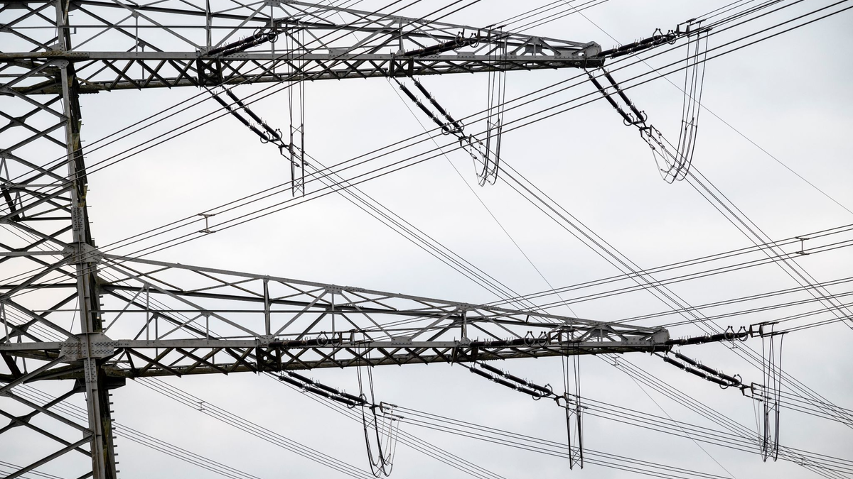 Laut einer Umfrage sind einige Unternehmen von kurzen Stromausfällen betroffen - das kann teuer werden. - Foto: Daniel Vogl/dpa