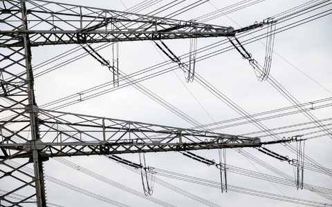 Laut einer Umfrage sind einige Unternehmen von kurzen Stromausfällen betroffen - das kann teuer werden. - Foto: Daniel Vogl/dpa