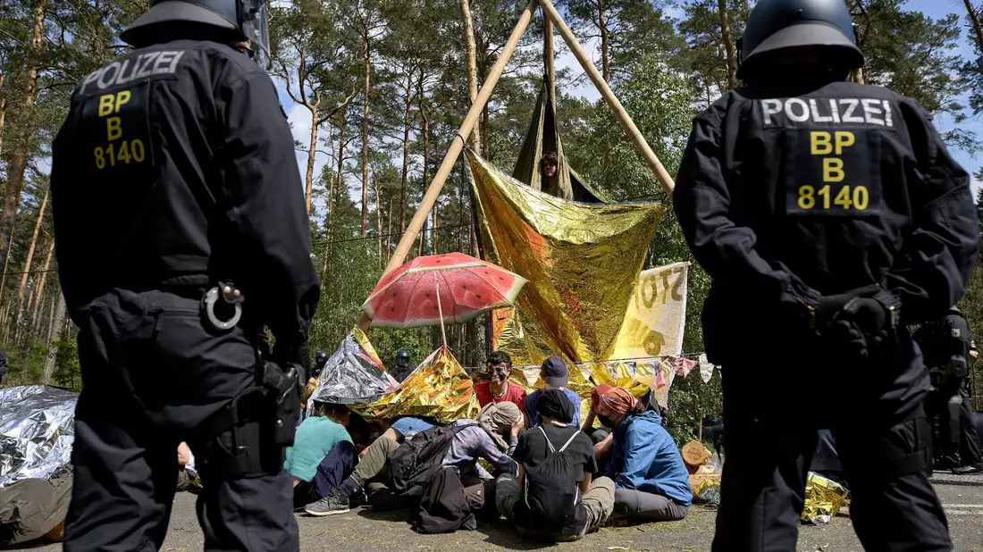 Ausgangspunkt der Proteste war das in der Nähe des Autowerks in Grünheide errichtete Protestcamp. - Bild: Michael Ukas/tnn/dpa