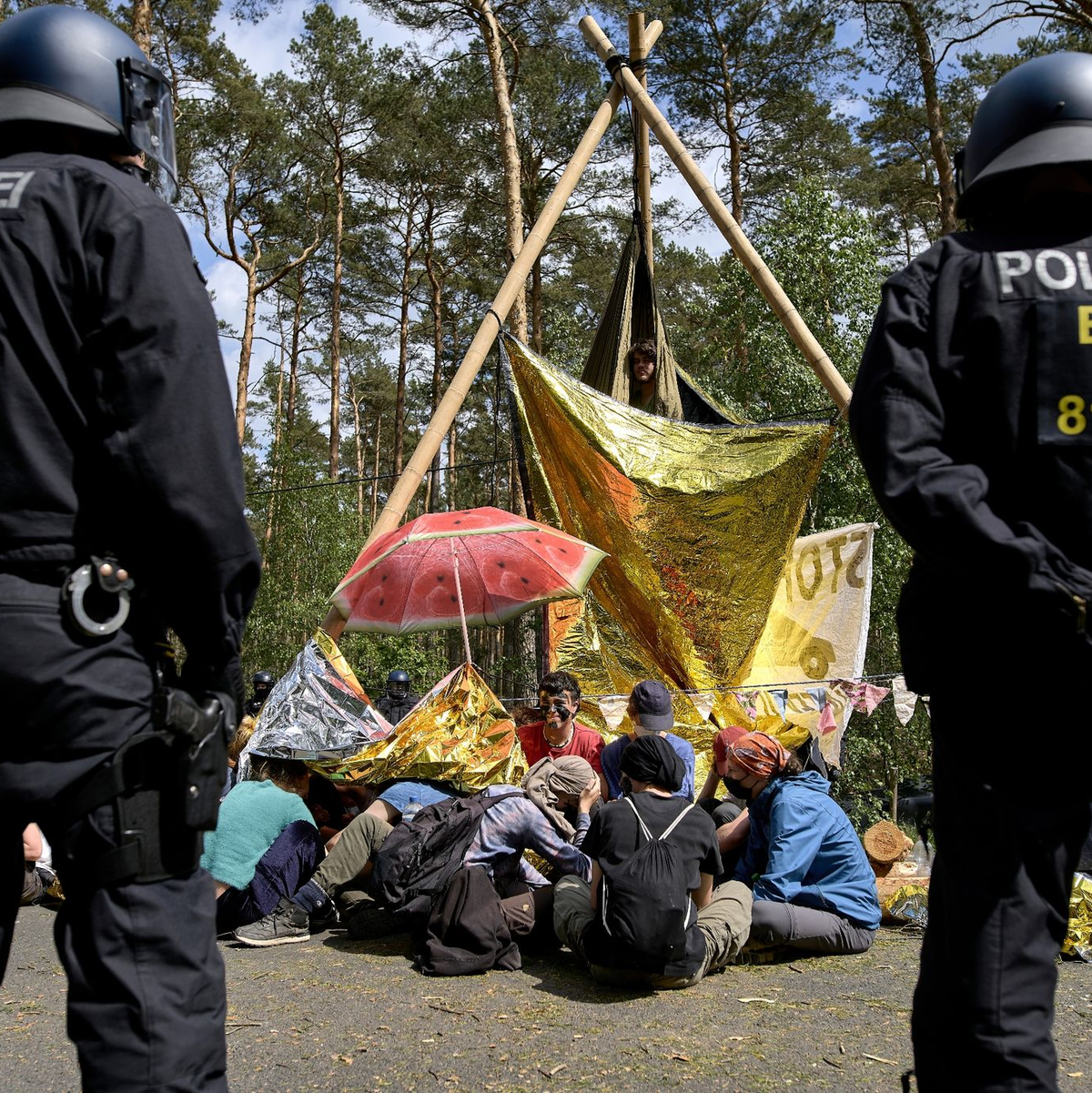 Ausgangspunkt der Proteste war das in der Nähe des Autowerks in Grünheide errichtete Protestcamp. - Foto: Michael Ukas/tnn/dpa
