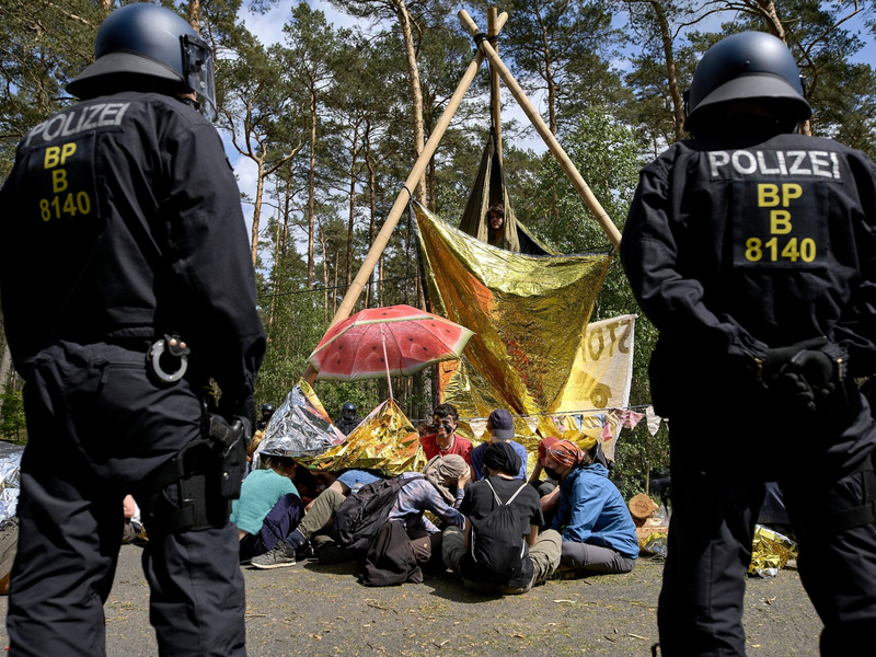 Aktivisten hatten von Mittwoch bis Sonntag in Grünheide bei Berlin gegen die Tesla-Fabrik protestiert. - Foto: Michael Ukas/tnn/dpa