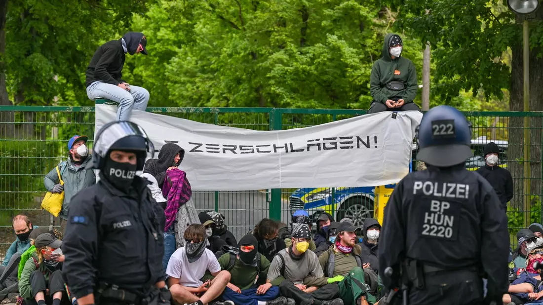 Auf einem Flugplatz in Neuhardenberg schafften es Demonstranten auf das Gelände. - Bild: Patrick Pleul/dpa
