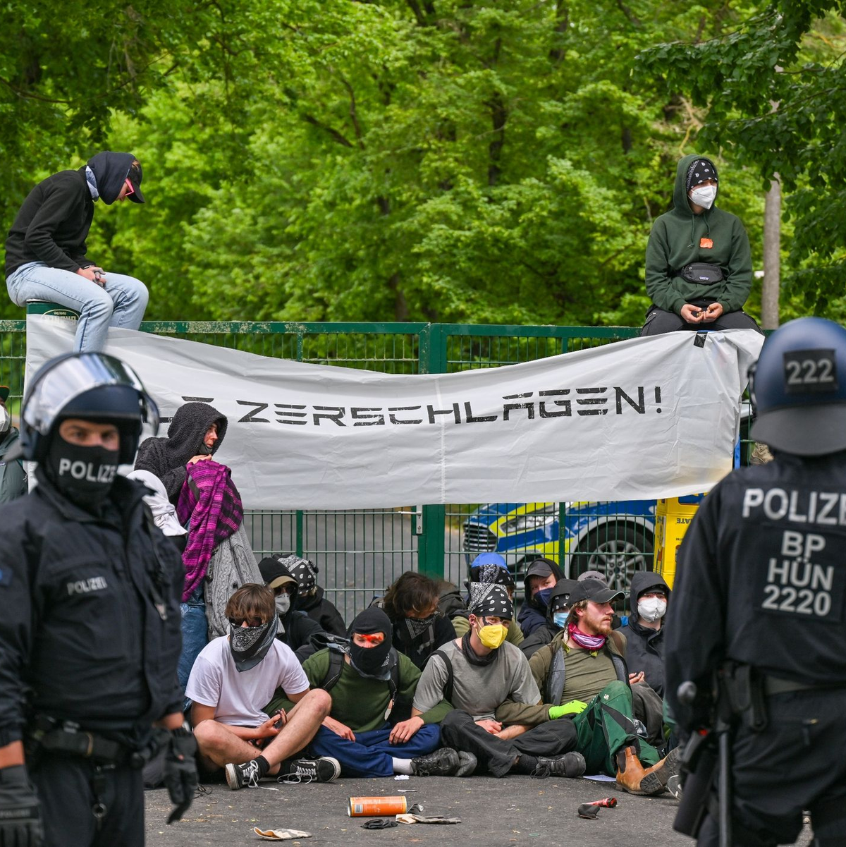 Auf einem Flugplatz in Neuhardenberg schafften es Demonstranten auf das Gelände. - Foto: Patrick Pleul/dpa