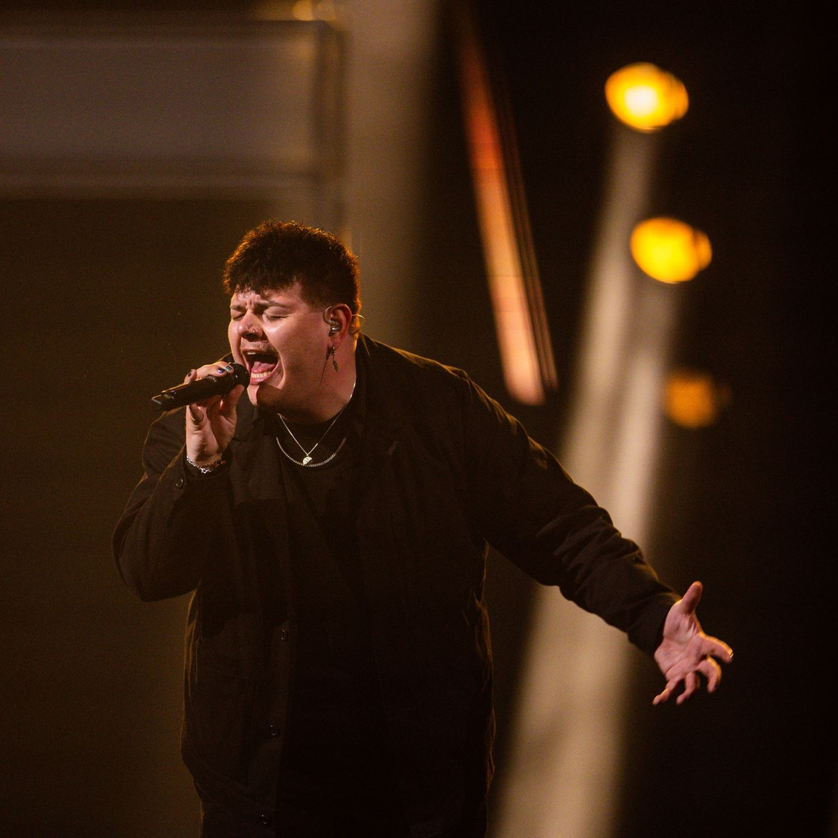 Für Deutschland rockte Isaak mit seinem Lied «Always on the Run» die ESC-Bühne. - Foto: Jens Büttner/dpa