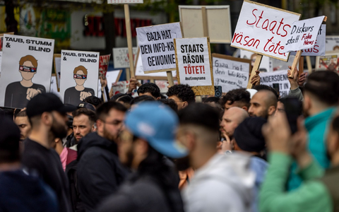 Die als extremistisch eingestufte Gruppe Muslim Interaktiv will nun erneut in Hamburg auf die Straße gehen. - Foto: Axel Heimken/dpa