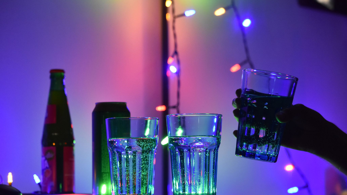 Täter schütten die meist geschmacks- und geruchlosen K.-o.-Tropfen in die Getränke ihrer Opfer (Symbolbild). - Foto: Christian Thiele/dpa