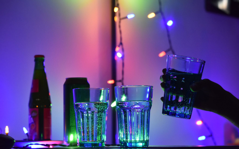 Täter schütten die meist geschmacks- und geruchlosen K.-o.-Tropfen in die Getränke ihrer Opfer (Symbolbild). - Foto: Christian Thiele/dpa Täter schütten die meist geschmacks- und geruchlosen K.-o.-Tropfen in die Getränke ihrer Opfer (Symbolbild). - Foto: Christian Thiele/dpa