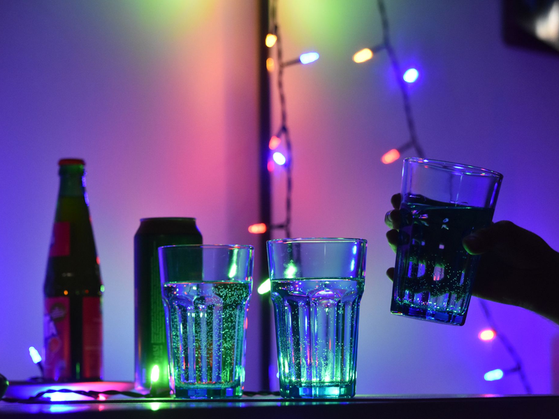 Täter schütten die meist geschmacks- und geruchlosen K.-o.-Tropfen in die Getränke ihrer Opfer (Symbolbild). - Foto: Christian Thiele/dpa