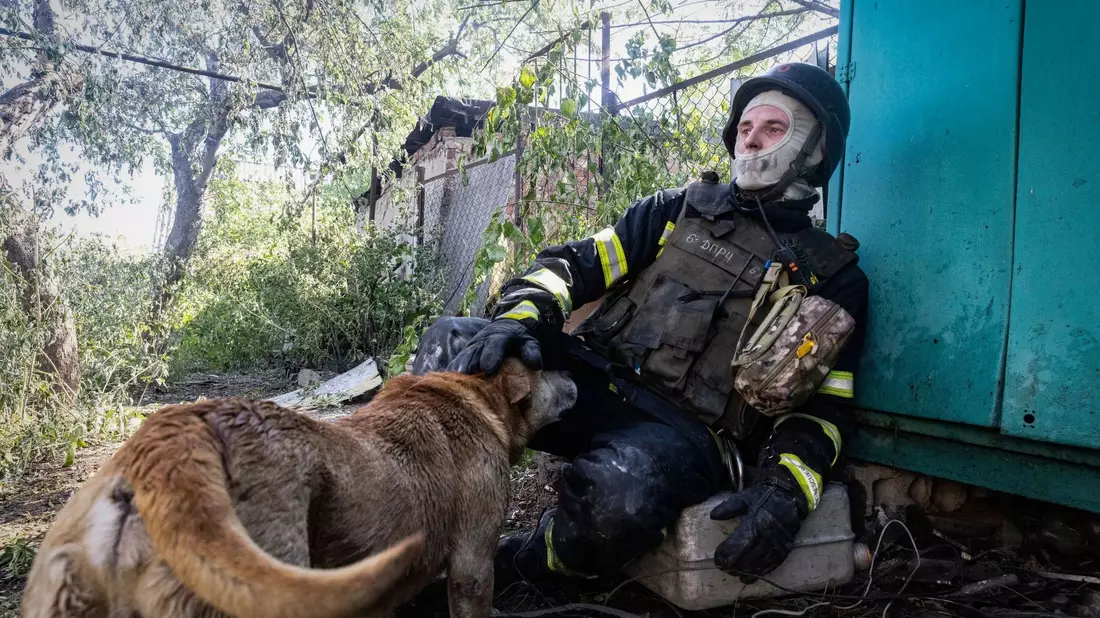Russland hat eine Offensive gegen Charkiw gestartet. Für die ukrainischen Einsatzkräfte wie diesen Feuerwehrmann gibt es viel zu tun. - Bild: Yevhen Titov/AP