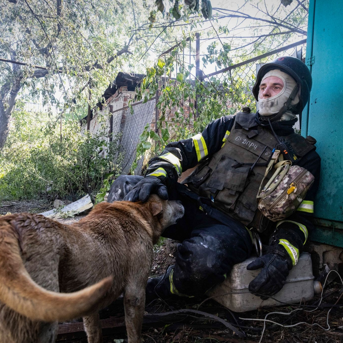 Russland hat eine Offensive gegen Charkiw gestartet. Für die ukrainischen Einsatzkräfte wie diesen Feuerwehrmann gibt es viel zu tun. - Foto: Yevhen Titov/AP