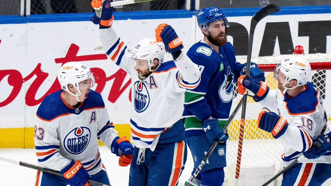 Leon Draisaitl (2.v.l) lässt sich nach seinem Treffer feiern. - Bild: ETHAN CAIRNS/The Canadian Press/AP/dpa