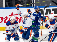 Leon Draisaitl (2.v.l) lässt sich nach seinem Treffer feiern. - Foto: ETHAN CAIRNS/The Canadian Press/AP/dpa