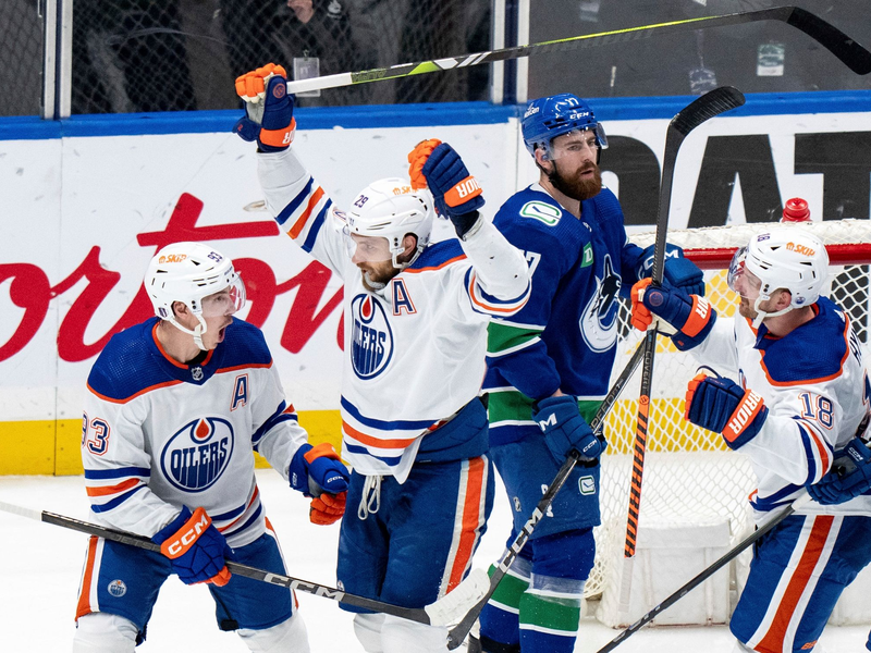 Leon Draisaitl (2.v.l) lässt sich nach seinem Treffer feiern. - Foto: ETHAN CAIRNS/The Canadian Press/AP/dpa