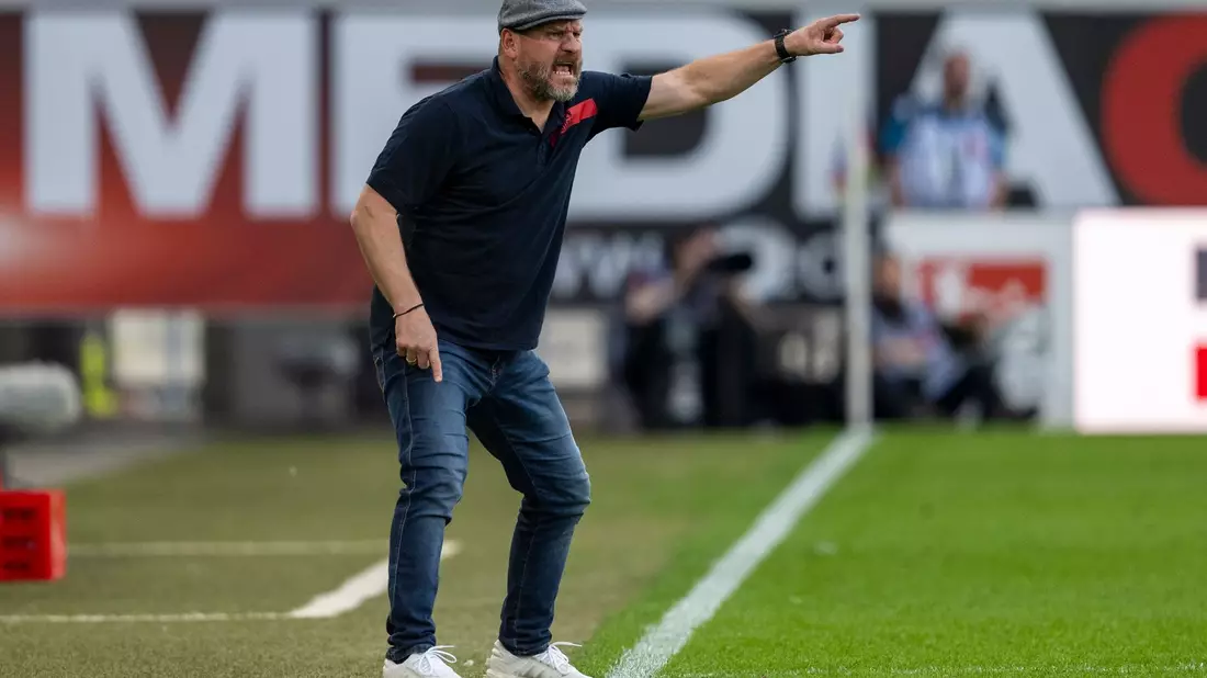 HSV-Trainer Steffen Baumgart will sein Team in der kommenden Saison zurück in die Bundesliga führen. - Bild: David Inderlied/dpa