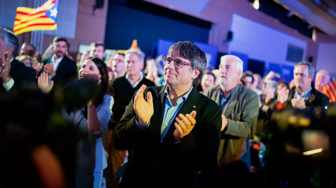 Carles Puigdemont bei einer Wahlkampfveranstaltung im französischen Argèles-sur-Mer. Der 61-Jährige will wieder als Regierungschef in den Palau de la Generalitat in Barcelona einziehen. - Bild: Joan Mateu/AP