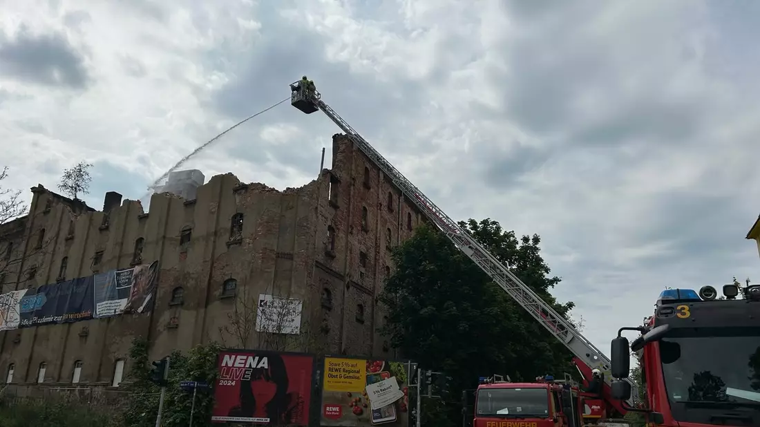 FW Dresden: Tag 3 beim Großbrand in Dresden-Leuben - Bild: presseportal.de