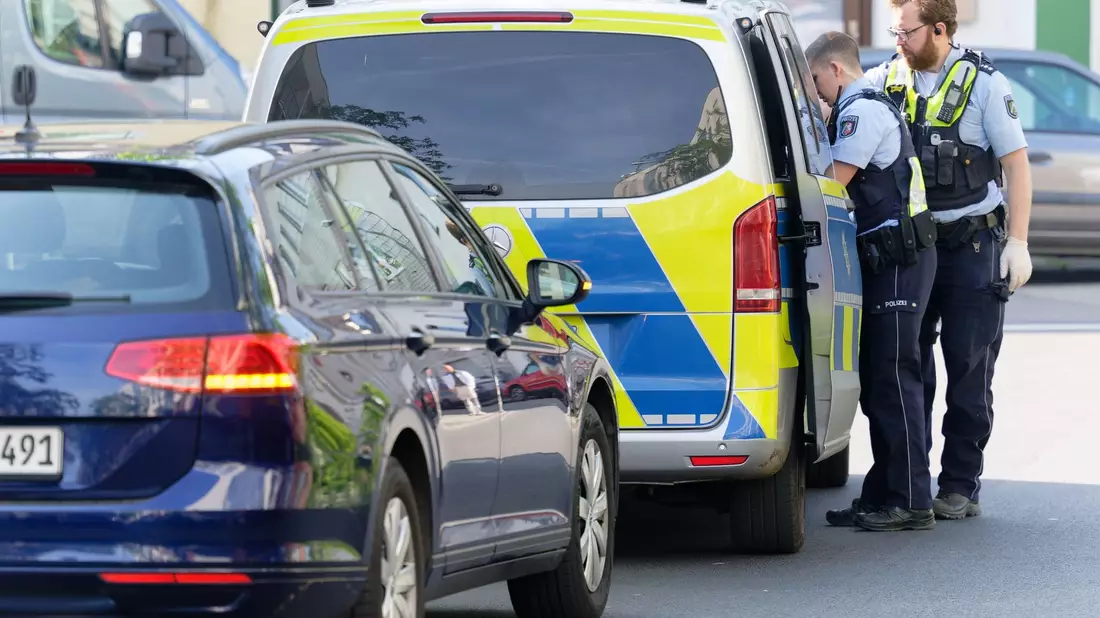 Die Polizei hat einen Mann im Zusamenhang mit dem Verschwinden eines Mädchens festgenommen. - Bild: Henning Kaiser/dpa