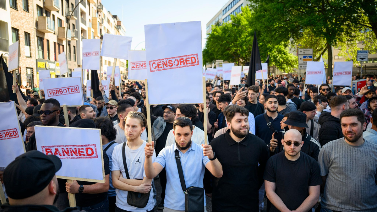 Demonstranten nehmen an einer Kundgebung der islamistischen Gruppierung Muslim Interaktiv in Hamburg teil. - Foto: Gregor Fischer/dpa