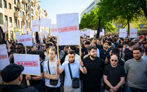 Demonstranten nehmen an einer Kundgebung der islamistischen Gruppierung Muslim Interaktiv in Hamburg teil. - Foto: Gregor Fischer/dpa