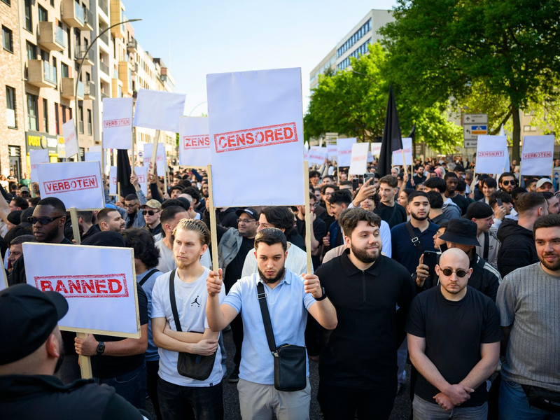 Demonstranten nehmen an einer Kundgebung der islamistischen Gruppierung Muslim Interaktiv in Hamburg teil. - Foto: Gregor Fischer/dpa
