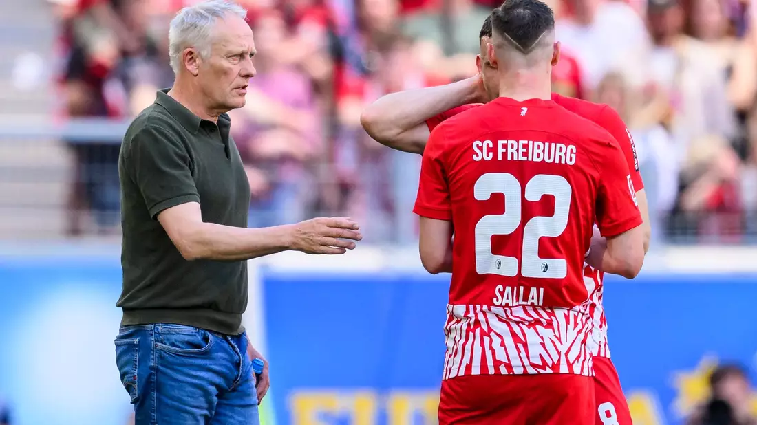 Christian Streich (l) bestritt gegen Heidenheim sein letztes Heimspiel als Trainer vom SC Freiburg. - Bild: Tom Weller/dpa
