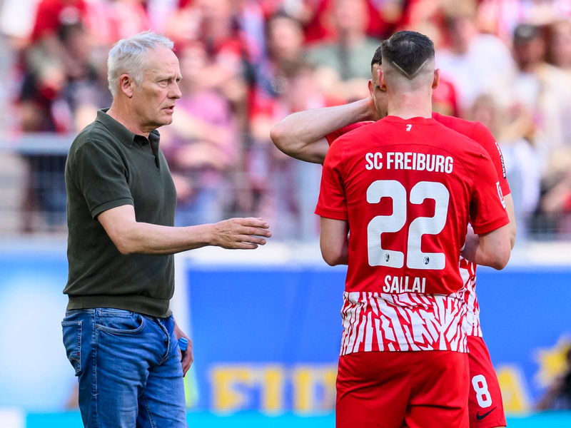 Christian Streich (l) bestritt gegen Heidenheim sein letztes Heimspiel als Trainer vom SC Freiburg. - Foto: Tom Weller/dpa
