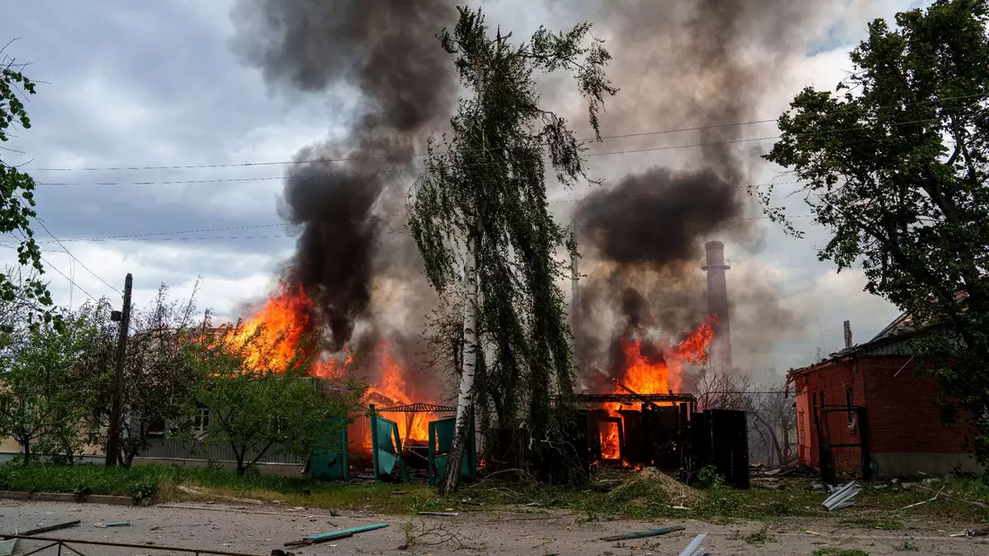 Wohnhäuser stehen nach russischen Luftangriffen in Flammen. - Bild: Evgeniy Maloletka/AP/dpa