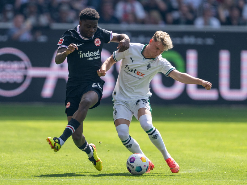 Gut in Form: Gladbachs Robin Hack (l) traf beim 1:1 gegen Frankfurt erneut. - Foto: David Inderlied/dpa