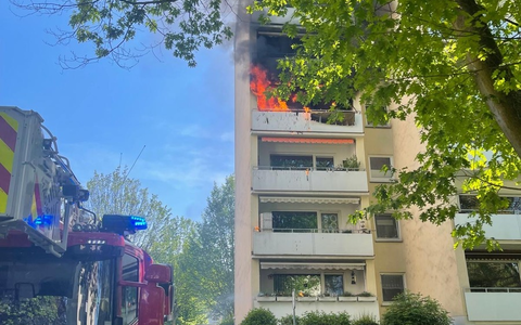 FW Bad Honnef: Massiver Balkon- und Zimmerbrand ruft 80 Einsatzkräfte auf den Plan - Foto: presseportal.de